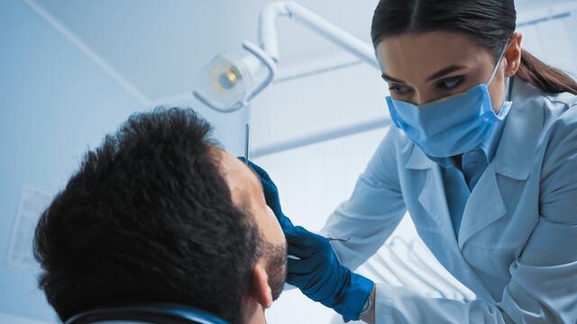 Zahnärzte kommen ihren Patienten über längere Zeit sehr nahe. | Foto: Anton Lozovoy/panthermedia