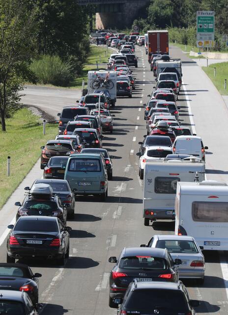Besonders vor den Grenzen Nickelsdorf auf der Ostautobahn, Suben auf der Innkreisautobahn, Spielfeld auf der Pyhrnautobahn,  Karawankentunnel auf der Karawankenautobahn  und Walserberg auf der Westautobahn wird viel Geduld gefragt sein. 