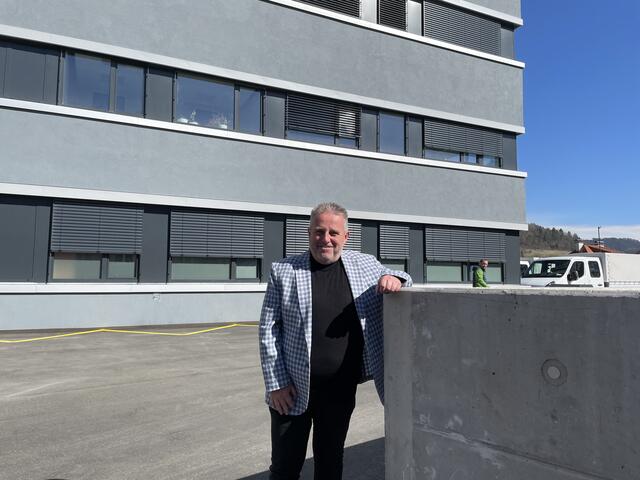 Wirtschaftspark-Geschäftsführer Erich Weber vor dem Neubau des Wirtschaftsparks. | Foto: Martin Meieregger