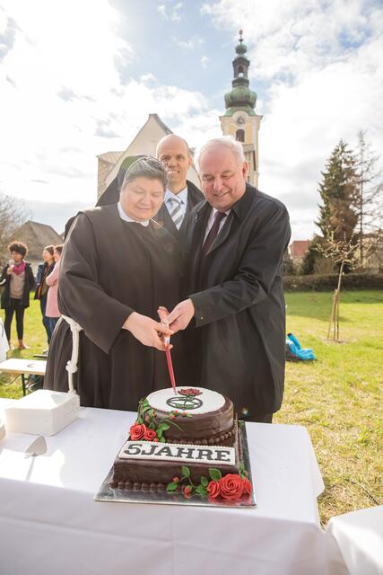 Stolz wurde von Generaloberin Mutter Bonaventura, Elisabethinen-Geschäftsführer Christian Lagger und Landeshauptmann Hermann Schützenhöfer (v.l.) die Torte zum 5-jährigen Geburtstags des VinziDorf-Hospiz angeschnitten. | Foto: Neuhold/Sonntagsblatt