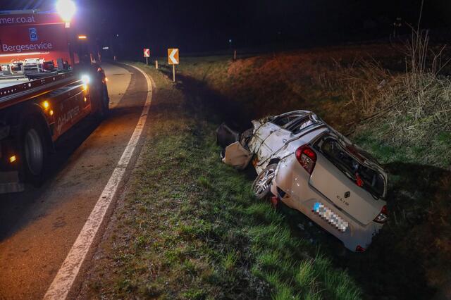 Auto landet in Pichl im Straßengraben.