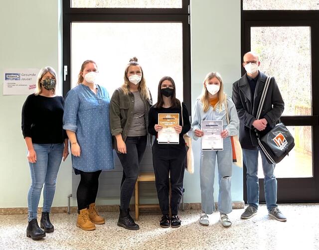 Alexander Winsauer vom Helbling-Verlag überreichte Sarai Lupancu und Annalena Penias die Preise für ihre ausgezeichnete Leistung beim österreichweiten Schreibwettbewerb "Writing Competition". | Foto: MS Mauerkichen