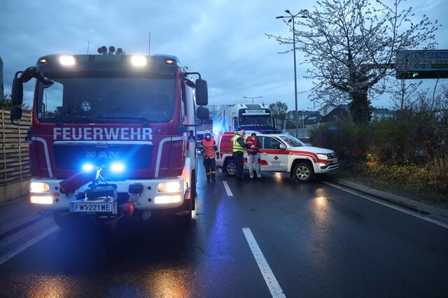 Transporter rammt einen Pkw in Wels-Pernau .