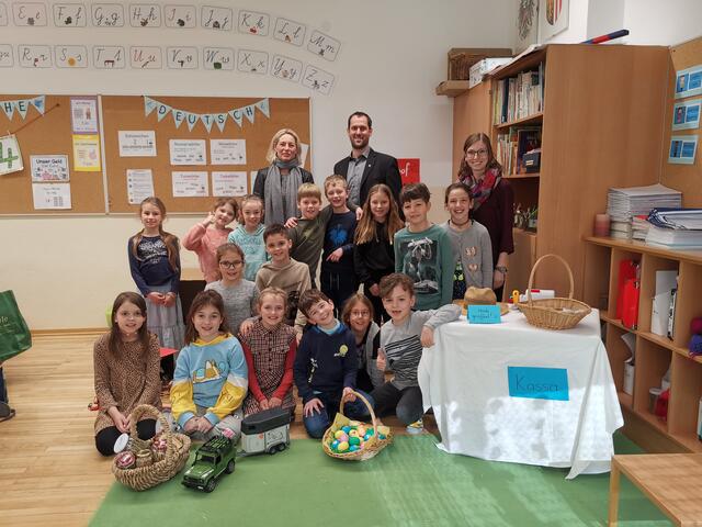 Bäuerin und Landwirtschaftskammerrätin Margareta Hüthmair, Bürgermeister Michael Hochleitner und Klassenlehrerin Melanie Samhaber (hinten v.l.) mit den Schülern beim Projektabschluss.