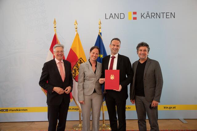LH Peter Kaiser mit Florian Buchmayr, hier neben seiner Ehefrau.  | Foto: LPD Kärnten_Just