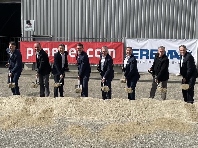 Markus Huber-Lindinger (3. v. l.), Managing Director EREMA Recycling Maschinen und Anlagen GmbH, Wirtschafts-Landesrat Markus Achleitner(4. v. l.), Manfred Hackl (4. v. r.), CEO EREMA Group GmbH und Ansfeldens Bürgermeister Christian Partoll (3. v. r.) mit den Verantwortlichen des Bauprojekts. | Foto: BRS