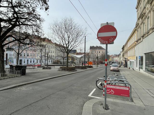 Am Dornerplatz wurde im Abschnitt Leopold-Ernst-Gasse bis Blumengasse die Einbahnregelung umgedreht – Radfahrer sind ausgenommen. | Foto: mjp