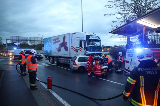 Transporter rammt einen Pkw in Wels-Pernau .