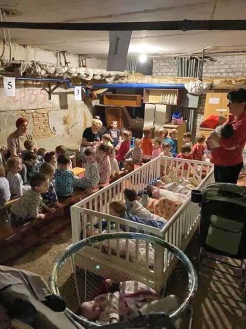 Während des Bombardements ihrer Heimatstadt Kropiwnizki mussten die Kinder und ihre Betreuerinnen vier Wochen lang im Keller des Waisenhauses auf engstem Raum ausharren. | Foto: Save Ukraine