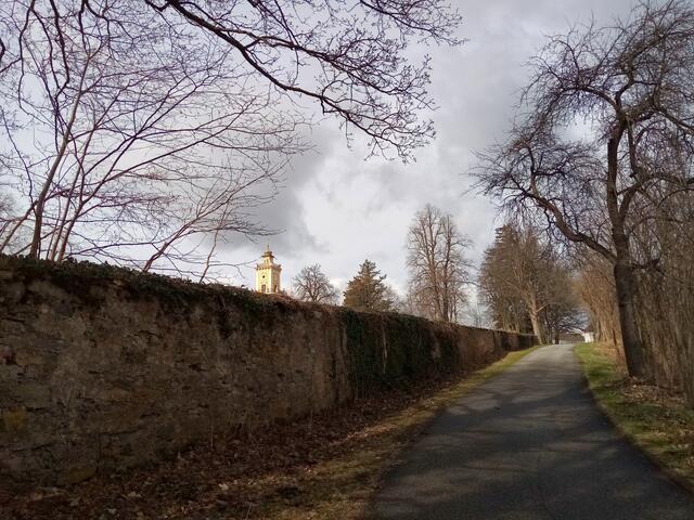 Über die Schloßmauer erhasche ich einen Blick auf den Turm