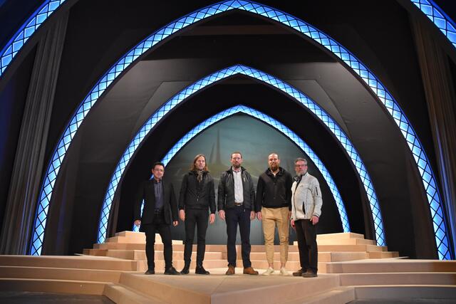 Musikalischer Leiter Josef Pirchmoser, Regisseur Norbert Mladek, die beiden Jesusdarsteller Michael und Christian Juffinger sowie Obmann-Stellvertreter Hans Kröll (v.l.) blicken der Premiere in Thiersee entgegen.  | Foto: Barbara Fluckinger