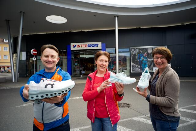 Harald Pemberger und Sabine Riegler (Intersport) mit Daniela Kastner (Centerleitung Panoramapark).  | Foto: Santrucek