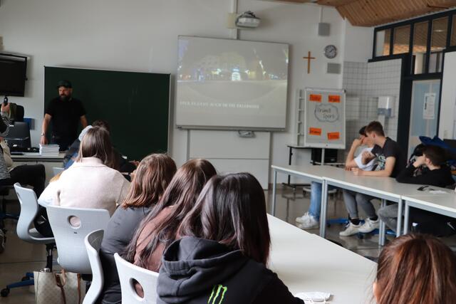 In Workshops wurde den SchülerInnen das nötige theoretische Wissen vermittelt, bevor es am Nachmittag beim Praxisteil umgesetzt werden konnte. | Foto: Siegele