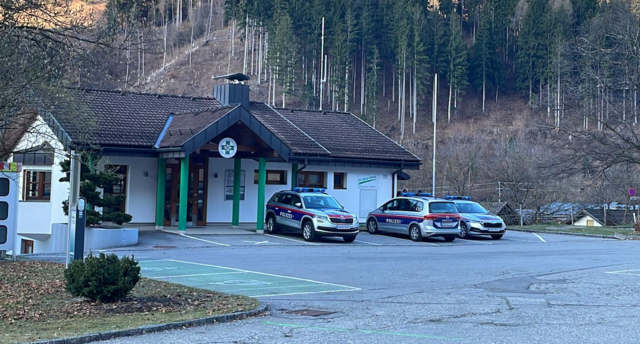 Die Polizei am Parkplatz der Bergrettung in Kolbnitz am Donnerstagmorgen. Von hier wurde der Einsatz geleitet. | Foto: MeinBezirk.at