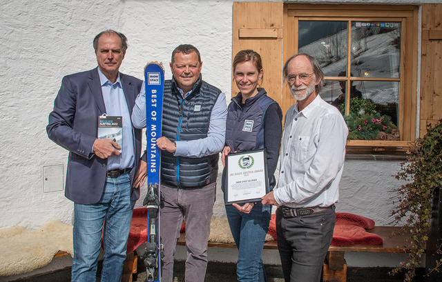 Herausgeber Günther Fritz (li.) und Autor Fred Fettner (re.) überreichten Wolfgang Hettegger und Christina König von Snow Space Salzburg den Ski Guide Austria Award 2022. | Foto: Snow Space Salzburg