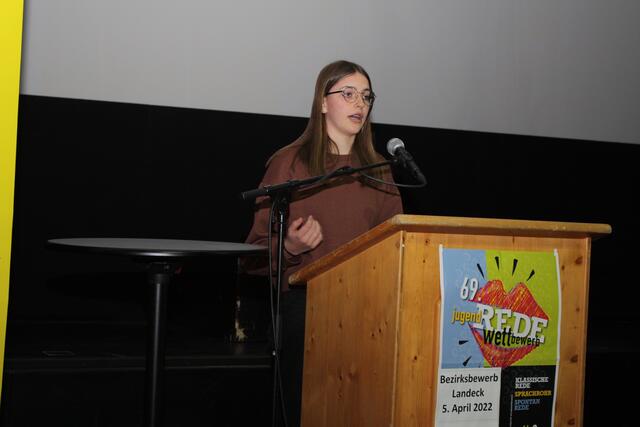 Elena Partl von der PTS Prutz gewann die Kategorie Klassische Reden der Polytechnischen Schulen.  | Foto: Pircher
