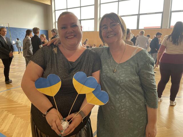 Stimmungsmacherin DJ Karoline Kögler (links) und Initiatorin Tracey Gießauf.