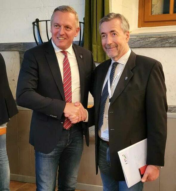 Landesparteiobmann Mario Kunasek (l.) gratuliert Bezirksparteiobmann GR Werner Gradwohl zur Wahl | Foto: FPÖ