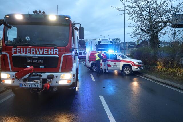 Transporter rammt einen Pkw in Wels-Pernau .