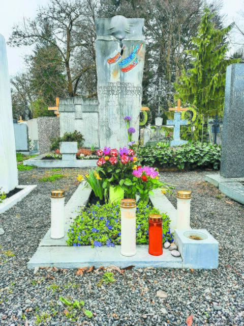Das Grab des Künstlers - den Grabstein gestaltete sein Freund Herbert Albrecht | Foto: Daniela Berchtold