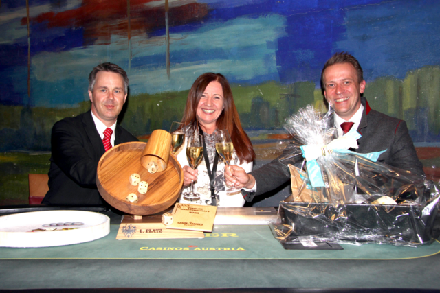 Tiroler Pasch-Meisterin Isabella mit Turnierleiter Armand Ladner und Casino Direktor Martin König. | Foto: Casinos Austria