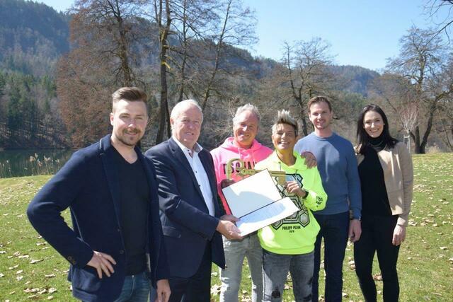 Gemeindevorstand Jürgen Moser, Bgm. Gerhard Oleschko, Alexander Gabriel, Marion Fuchs, Tourismusobmann Armin Safron und Amtsleiterin Isabella Messner.  | Foto: Stefan Meisterle