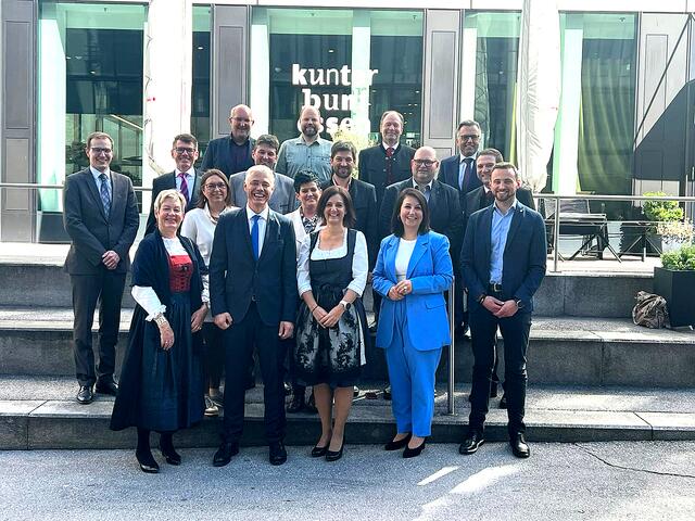 Die Bürgermeister-Stellvertreterinnen und Stellvertreter der Gemeinden aus unseren Gebieten mit BH Michael Kirchmair und dem Axamer Bürgermeister Thomas Suitner (re.) | Foto: privat