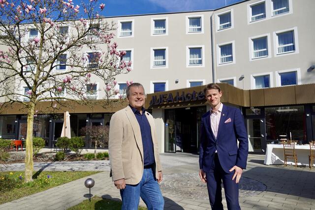 Hendrik Beyer-Kuczka, Hoteldirektor in der Stadt Salzburg (li.) und Jufa-Gründer Gerhard Wendl (re.). | Foto: Julia Hettegger