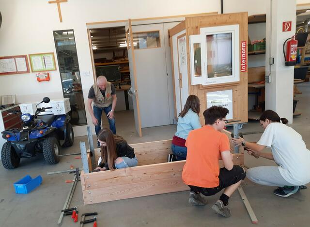 Auch die gemeinsame praktische Arbeit kam nicht zu kurz. Hier wurde zum Beispiel zusammen ein Hochbeet in der umwelttechnischen Werkstätte gefertigt. Die Arbeitssprache bei den Werkstätten- und Laborübungen war Englisch | Foto: HLUW Yspertal