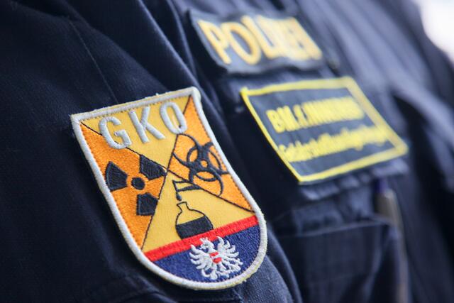 Sprengstoffsach- und gefahrenstoffkundige Organe der Polizei fanden in Bad Gams gefährliche Stoffe. Der Besitzer wurde festgenommen. | Foto: LPD
