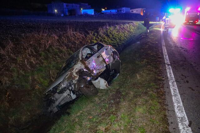 Auto landet in Pichl im Straßengraben.
