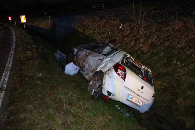 Auto landet in Pichl im Straßengraben.