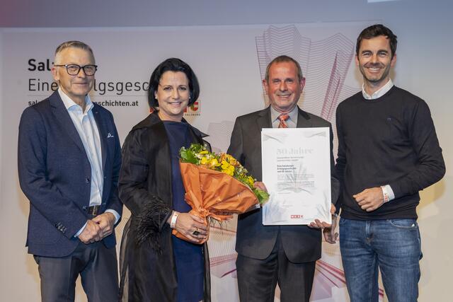 WKS Präsident Peter Buchmüller, Michaela Hilber, Geschäftsführerin Hilber-Beschläge, Siegfried Fink, Geschäftsführer Sonnenmoor und Martin Kaswurm, Bezirksstellenobmann Flachgau (v.l.). | Foto: WKS/Neumayr/Leopold