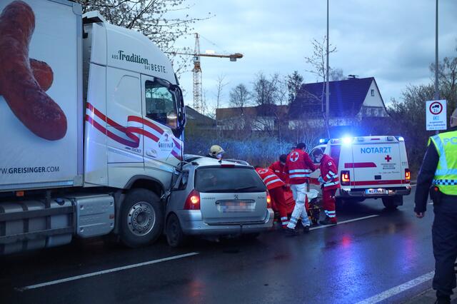 Transporter rammt einen Pkw in Wels-Pernau .