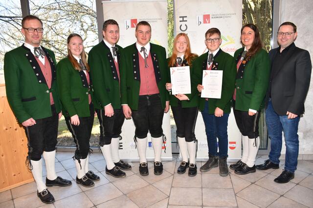 Musikverein Dimbach gratuliert: Obmann Thomas Leimhofer, Jugendreferentin Kerstin Palmetshofer, Raphael Leitner, Thomas Leitner, Laura Luger, Michael Dober, Kapellmeisterin Magdalena Hader, Bezirkskapellmeister Erwin Haderer. 