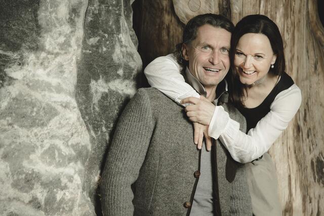 Renate und Huwi Oberlader vom Priesteregg Premium Eco Resort in Leogang wurden von Falstaff mit der Auszeichnung "Hotelier des Jahres" geehrt. | Foto: Priesteregg Premium ECO Resort/eye5/Christoph Schoech