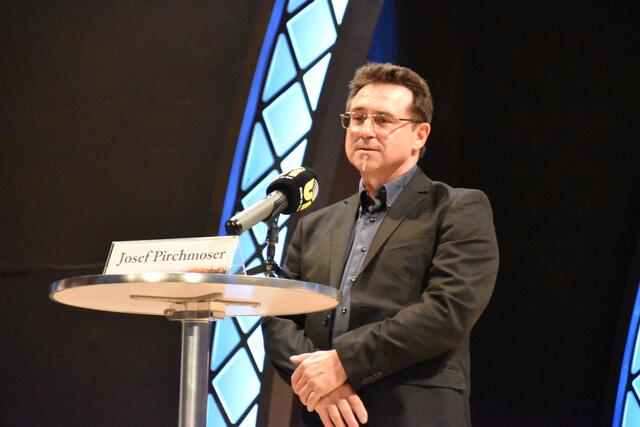 "Zum einen muss die Musik natürlich zu den Szenen passen, aber auf der anderen Seite war es mir ganz wichtig, dass man das Publikum auch berührt und das geht auch nur mit eingängigen Melodien", sagt Josef Pirchmoser.  | Foto: Barbara Fluckinger