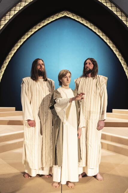 Drei Darsteller in einer (Haupt-)Rolle: Michael Juffinger (rechts), Christian Juffinger (links) und Leo Lamprecht stellen Jesus Christus in verschiedenen Lebensphasen dar.  | Foto: Alex Gretter