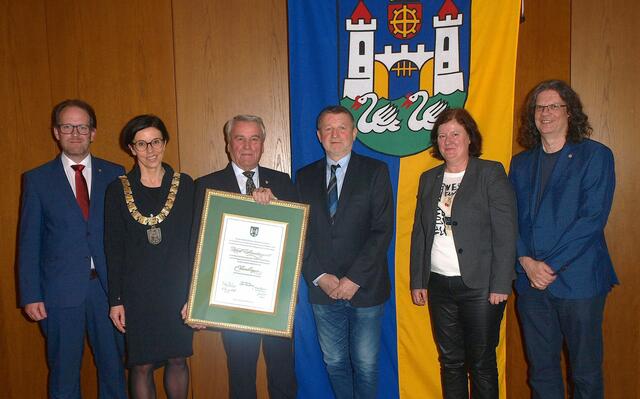 Vizebürgermeister Markus Fischer, Bürgermeisterin Doris Staudinger, Ehrenbürger Karl Staudinger, Vizebürgermeister Franz Hochhauser, Stadträtin Bettina Penninger-Seidel, Stadtrat Karl Vesely (v.l.). | Foto: Stadtamt