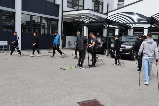 Nordic Walking mit Hans Peter Meister und Johanna Ruetz. | Foto: Siegele