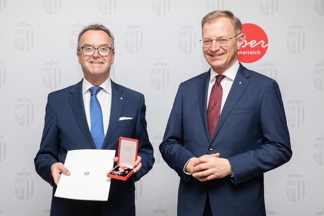 Landeshauptmann Thomas Stelzer (rechts) überreichte Robert Zeitlinger das Verdienstzeichen. | Foto: Land OÖ/Vanessa Ehrengruber