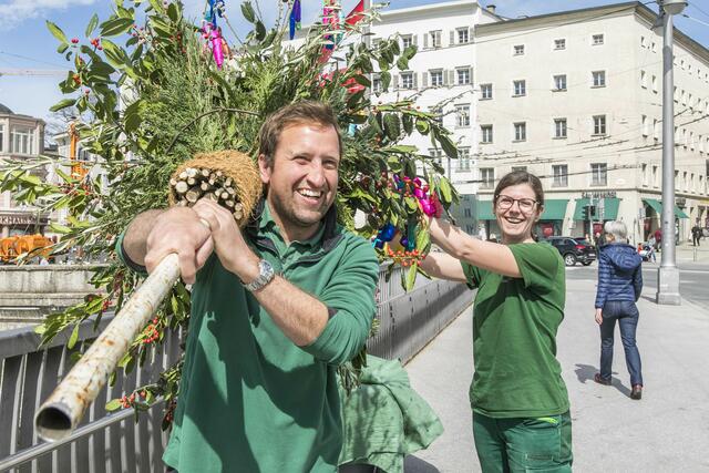 Die Mitarbeiter der Stadtgärten fertigten den traditionellen Osterschmuck an, der aus unterschiedlichen Pflanzen – die regional variieren können – besteht. | Foto: Stadt Salzburg/Wildbild/Herbert Rohrer