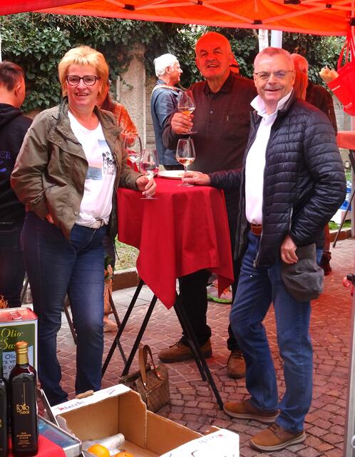 Lustig und kreuzfidel geht es jeden Freitag bei der Weinverkostung beim slowenischen Stand in der Widmanngasse zu.