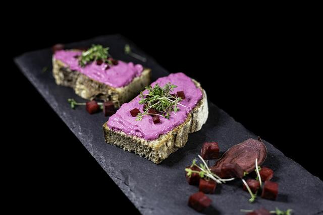 Rote Rüben als Aufstrich? Mit nur wenigen Handgriffen wird Gemüse einmal anders auf den Ostertisch gezaubert. | Foto: Lena Reiterer