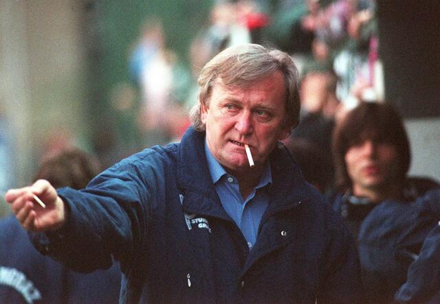 Sturm-Trainer Ivica Osim mit Zigarette, April 1996 | Foto: GEPA