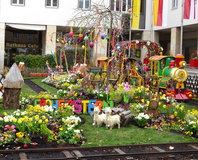 Am Rathausplatz gibt es die Gelegenheit, mit dem "Osterzug" einige Runden durch das wunderschön dekorierte Gelände zu fahren.