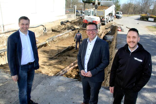 Kraftwerksleiter Franz Aigner, Christian Haberhauer
und Leiter Stromverteilung Michael Ostermann
Bürgermeister Christian Haberhauer besichtigt die Bauarbeiten für die Errichtung eines neuen Umspannwerks für Amstetten.
 | Foto: STADTwerke Amstetten, Michael Permoser