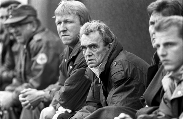 1992: Ernst Happel, Trainer des FC Tirol, ist von der Leistung seiner Mannschaft gegen Sturm nicht überzeugt. | Foto: GEPA