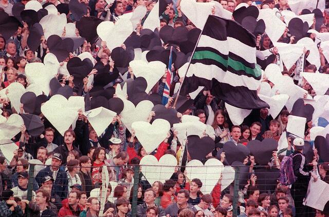 Sturm-Anhänger mit herzlicher Choreografie in der Gruabn, April 1995 | Foto: GEPA