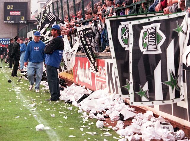 Überbleibsel einer Choreo neben dem Spielfeld in der Gruabn, 1995 | Foto: GEPA